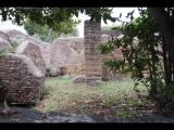 03046 ostia - castrum - decumanus maximus - caseggiato del portico delle mura del castrum (i,i,4) - laden - westlicher laden an der decumanus maximus - 09-2022.jpg